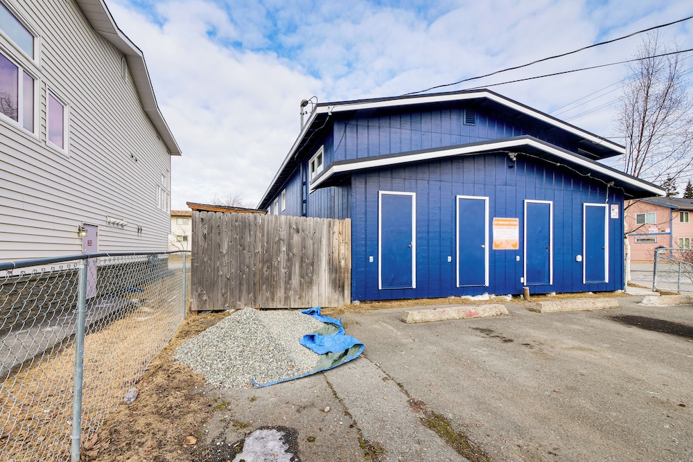 11 Mi to Kincaid Park: Convenient + Cozy Apt!