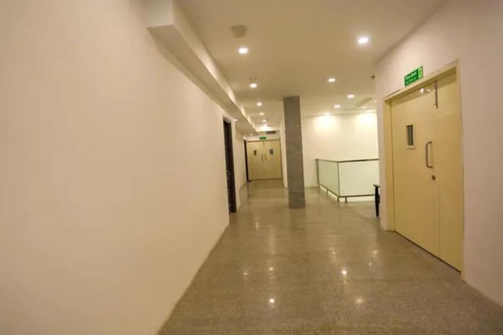 Fabhotel Royal Residency Sector 11