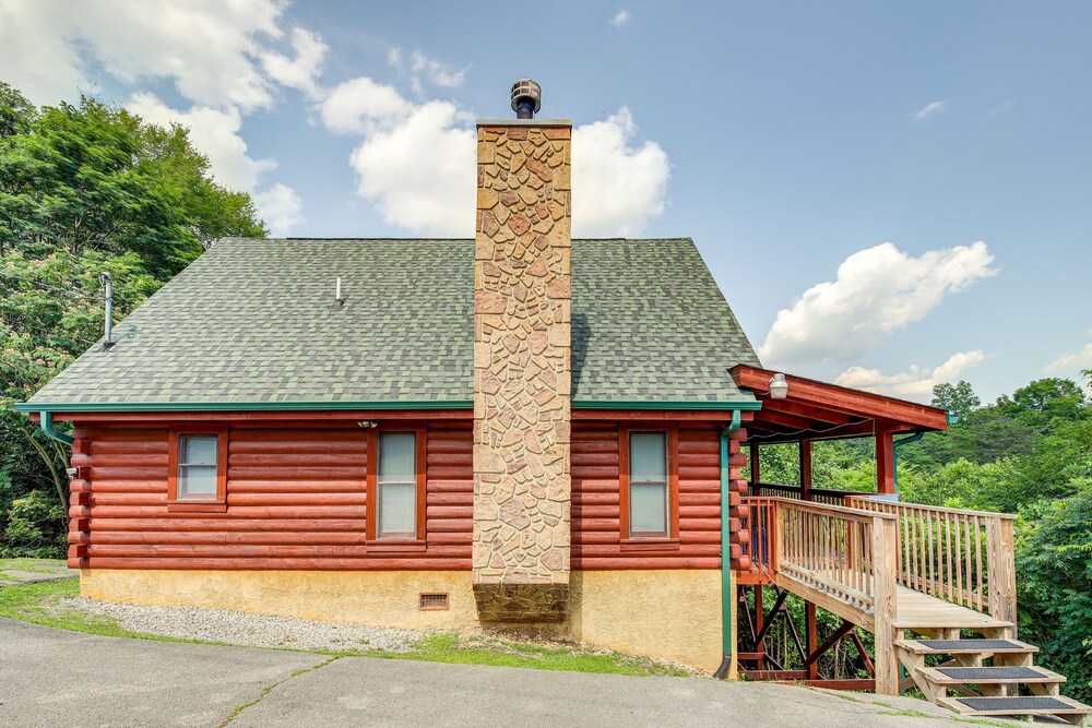 Sevierville Cabin: Private Deck, Community Pool! view 2