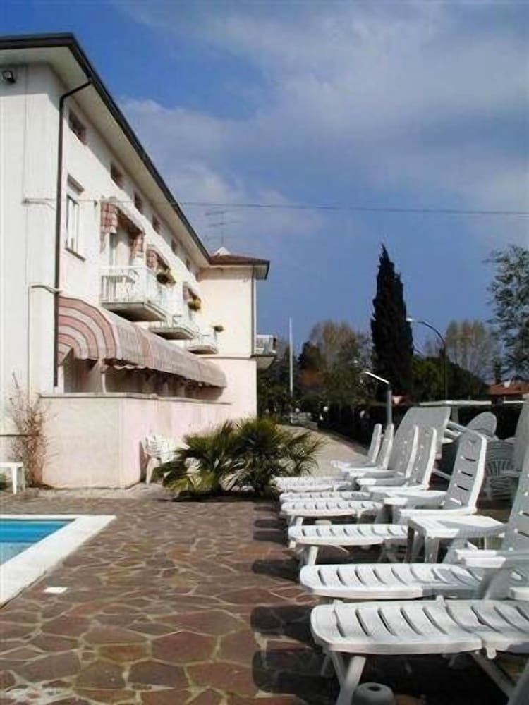 Poggio al Lago
