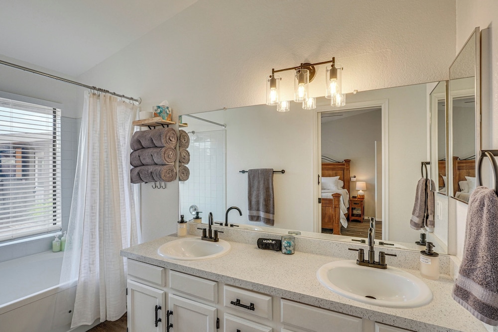 6 Mi to Dtwn: Tucson Gem w/ Outdoor Oasis!