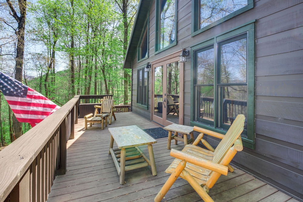 Ellijay Cabin 7 Mi to Dtwn: Hot Tub & Mtn Views