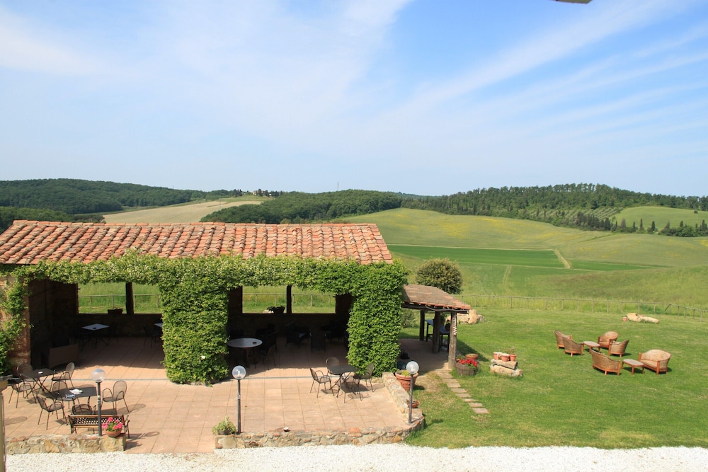 Apartment in Guasticce With Shared Pool