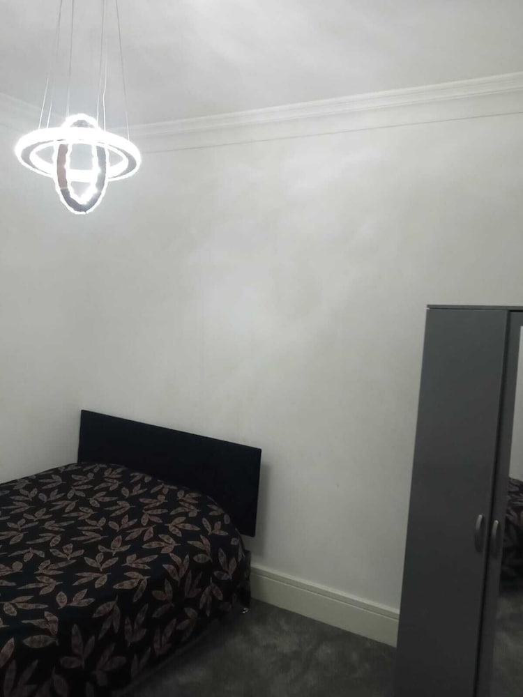 Charming 2-bed Apartment in Wolverhampton view 4