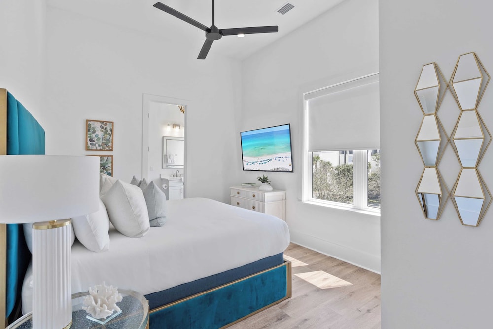 30A Salt & Solace Pool, Golf Cart, Hot Tub + Outdoor Kitchen