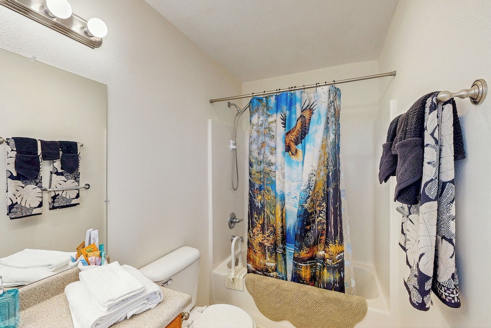 3BR House w/ Lake Views, Full Kitchen, A/C & Wifi