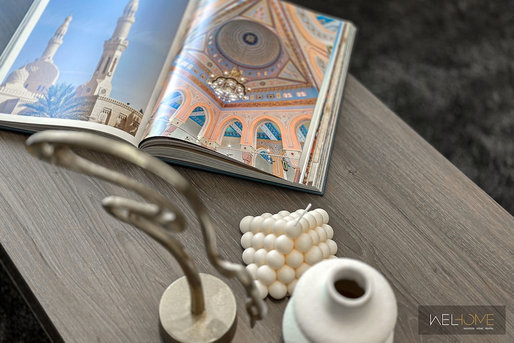 WelHome - Dubai Delight: Luxe Living 1BR at Binghatti Luna