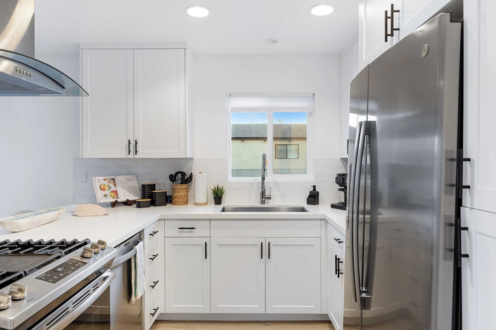 Steps to Sand! 2 Homes in 1 Sleeps 19, Outdoor Space, Walk to Shops & Dining