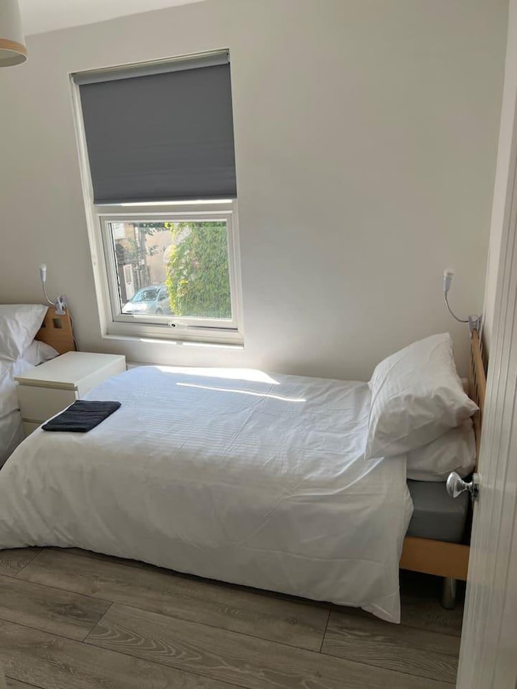 Impeccable 5-bed Apartment in Southend-on-sea view 4