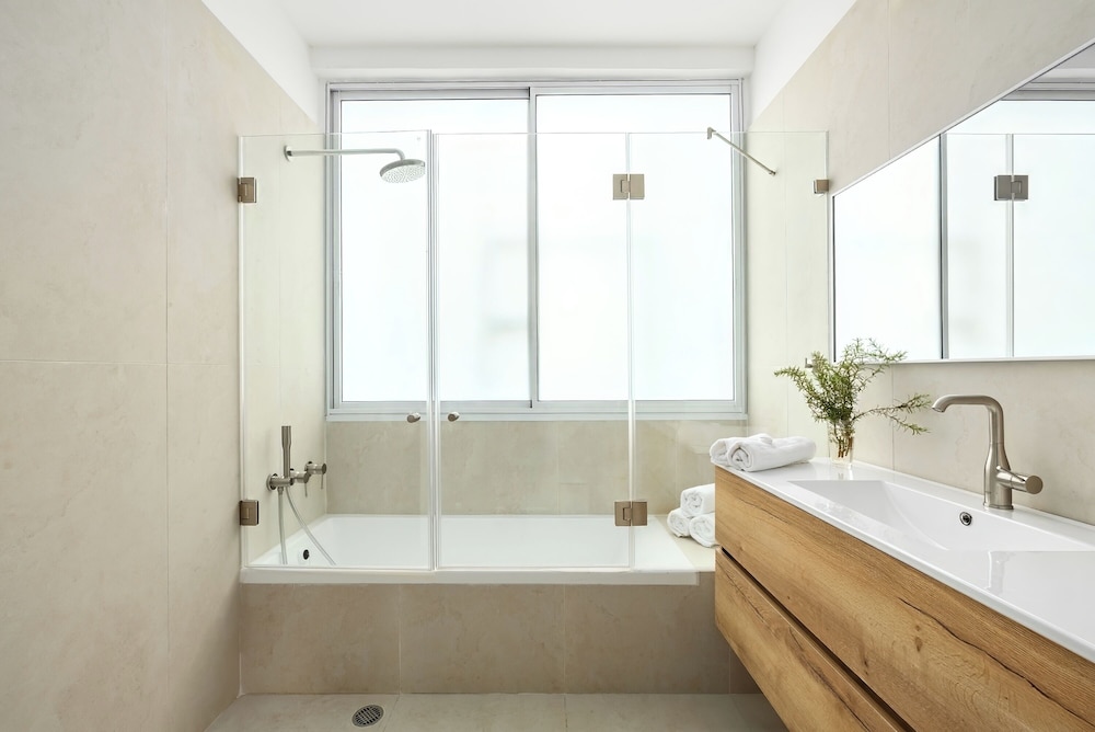 Central & Bright Getaway by Sea N' Rent