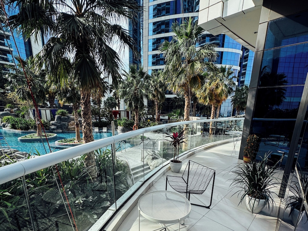 Grapeful Stay – Luxury Hostel Paramount Tower Business Bay