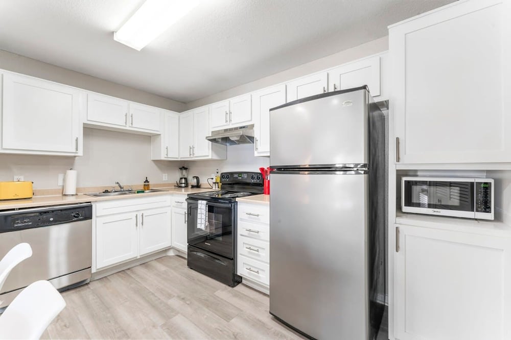 Ideal 2BR King Suite w Gym Pool Close to Downtown