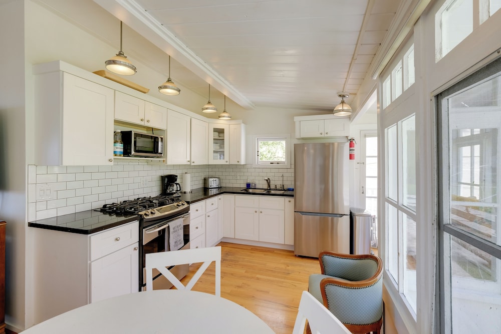 Walk to La Jolla Cove: Dtwn Cottage w/ Ocean View!