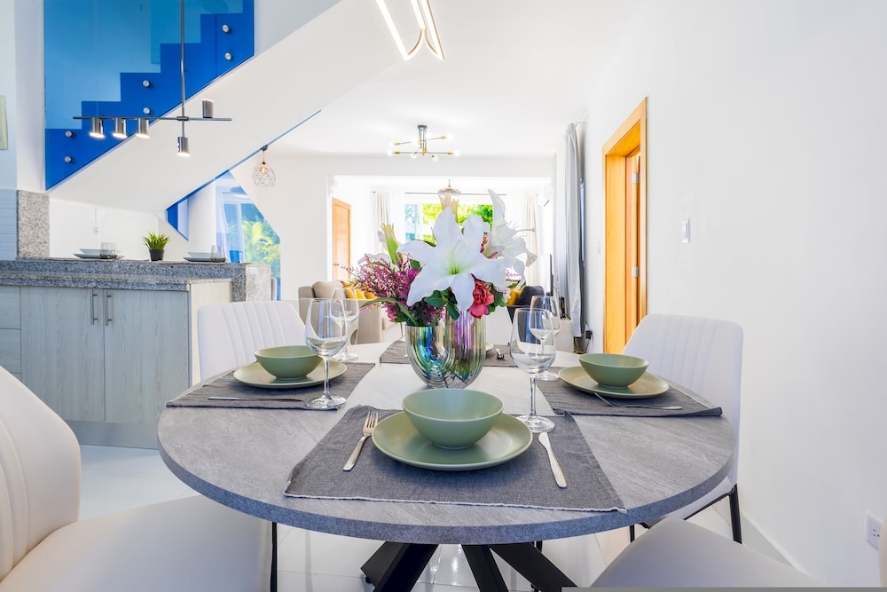 New Modern 2-lvl Punta Cana Villa in Gated Community With Private Pool Rooftop Jacuzzi