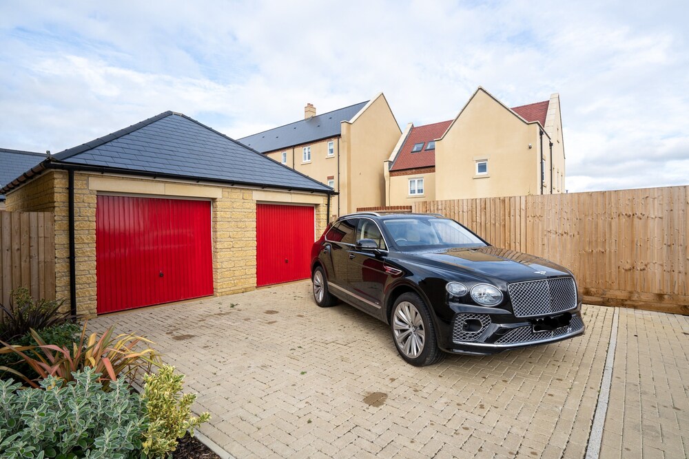 6 Bedroom New Build Detached House in Bicester