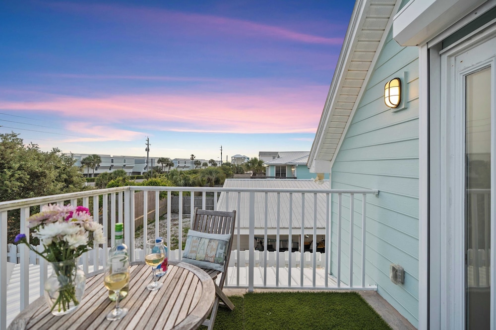 Newly Renovated! 2-min Walk to the Beach The Coastal Cottage by Avantstay