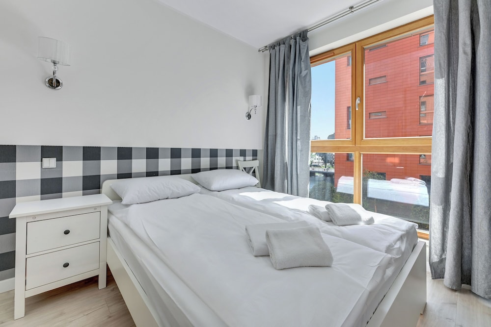Aura - Riverside & Parking by Downtown Apartments