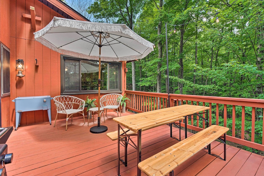 Cozy Lake Ariel Gem w/ Fire Pit & Resort Amenities view 5