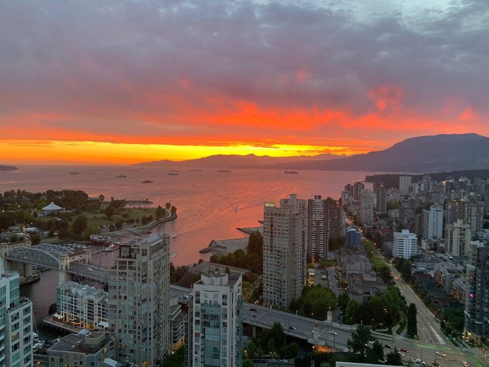 Vancouver House Breathtaking Views 3 Bdrm Pool hot tub gym - Image 4