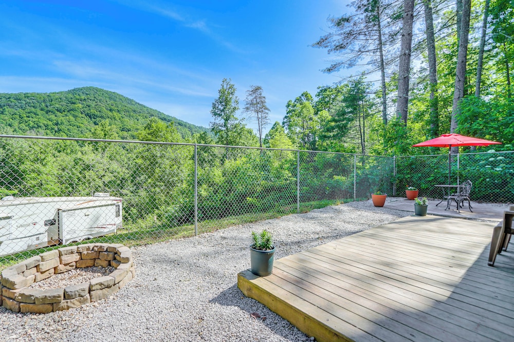 Cozy + Convenient Blairsville Cabin w/ Deck!