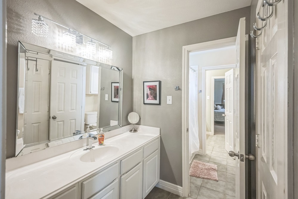 Spacious 6br Getaway Near Houston's Best 6 Bedroom Home