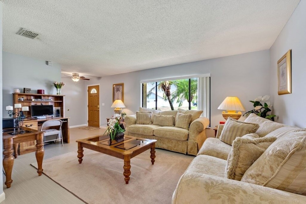 Relaxing Indian Ridge Home W/ Pool, Near Disney & More 4 Bedroom Villa