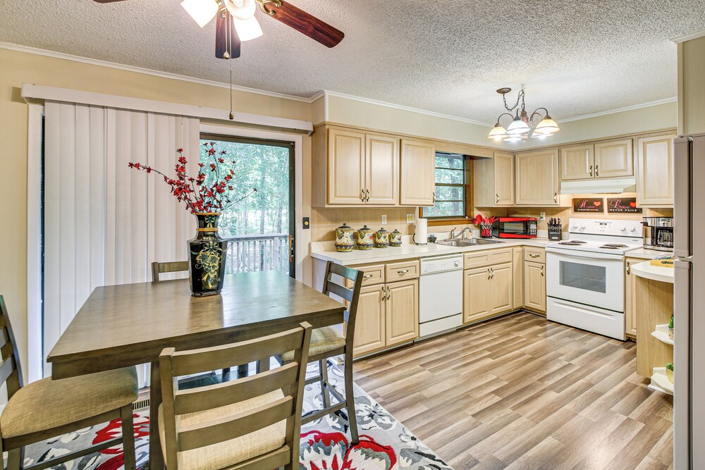 1/2 Mi to Desoto Lake: Hot Springs Village Home