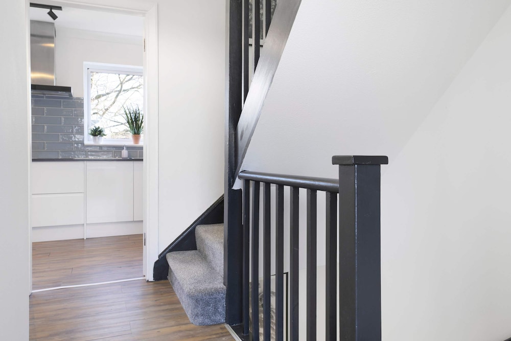 Elegant 4BR House Near City Centre Angus Suites