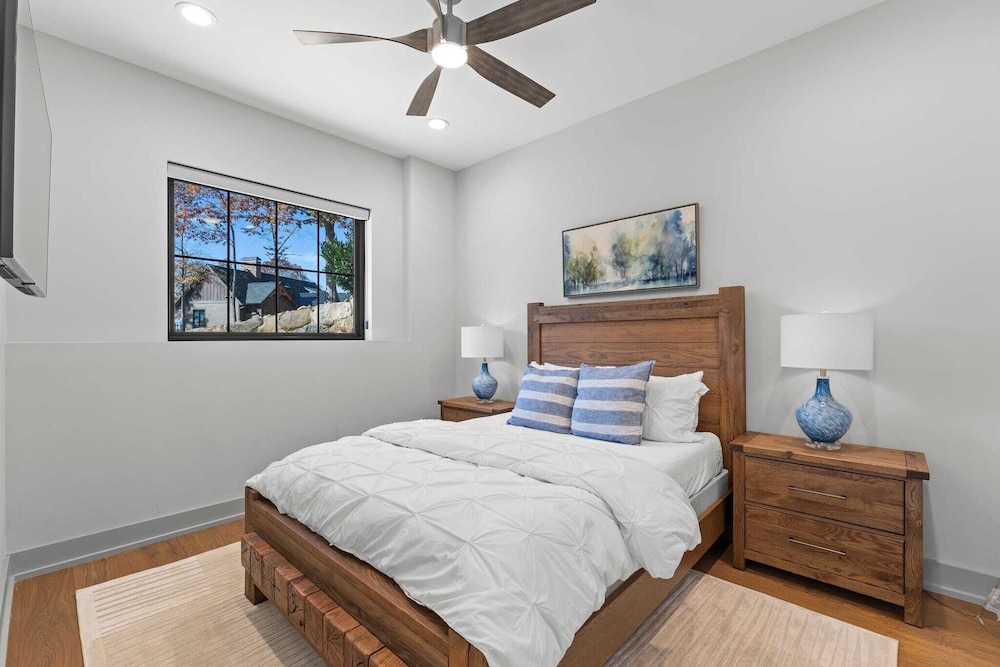 The Grand on Greenbay-7 Bedrooms Sleeps 21 Modern new Build