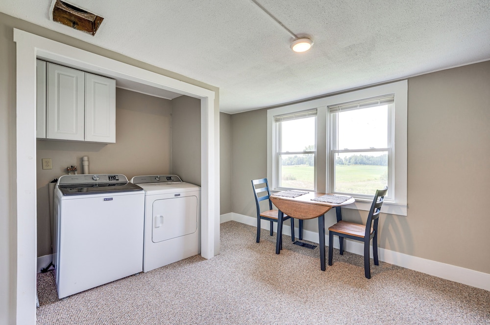 < 1 Mi to Lake: Mtn-view Cabin w/ Porch in Newport