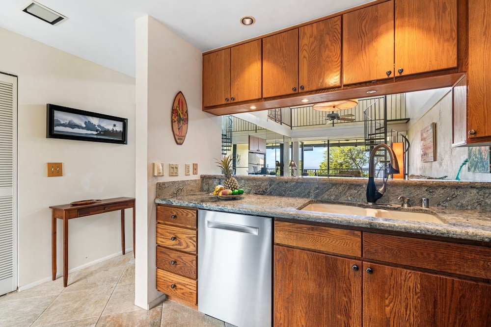 2 Bedrooms + Loft - Sleeps 6 - Ocean & Golf Views - Lanai - Vrkcv