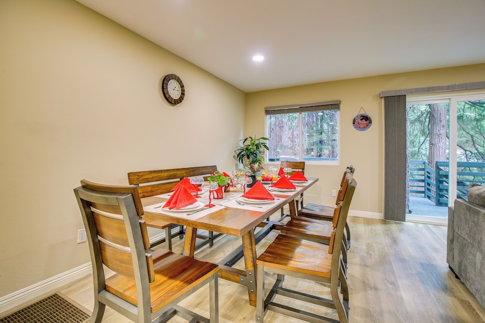 4 Mi to Lake Arrowhead: Cabin w/ Grill & Deck!
