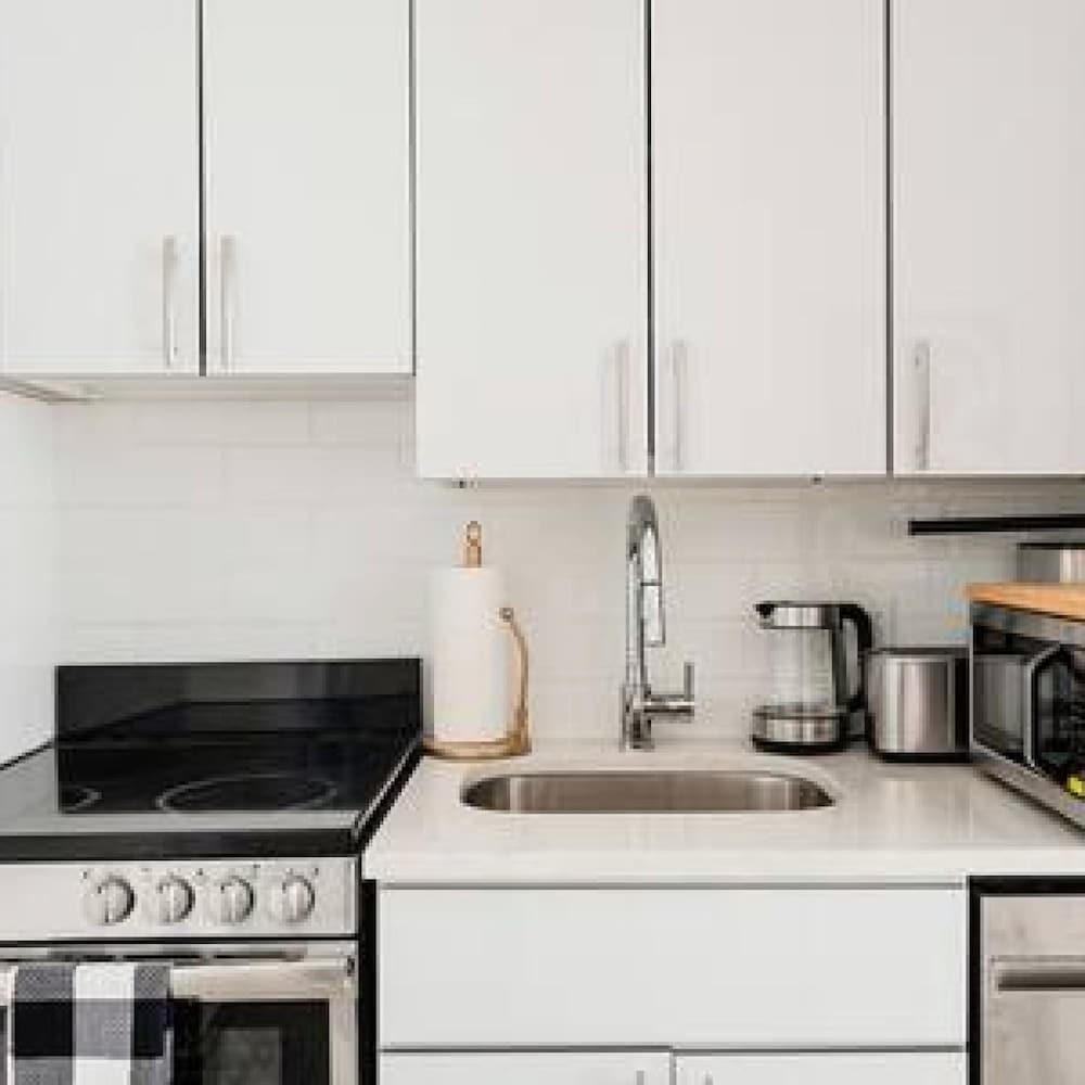 444-2e Modern 2BR Hell s Kitchen