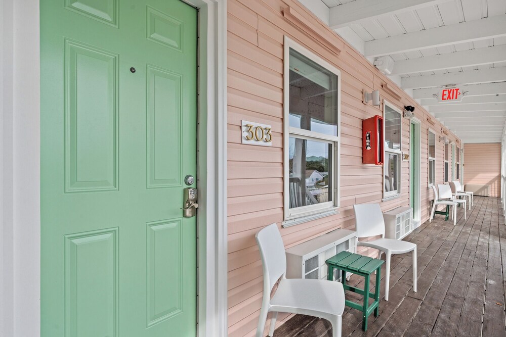 Treehouse Lounge - RR Beach Club