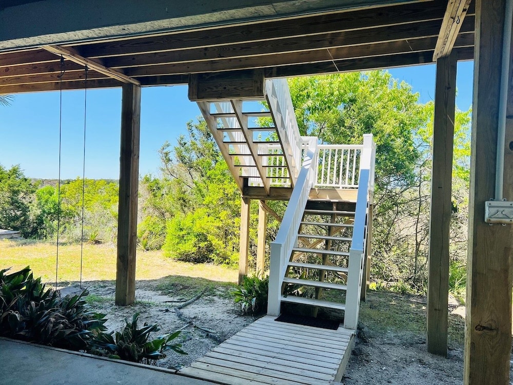 Just Breeze 'n 4 Bedroom Home by RedAwning