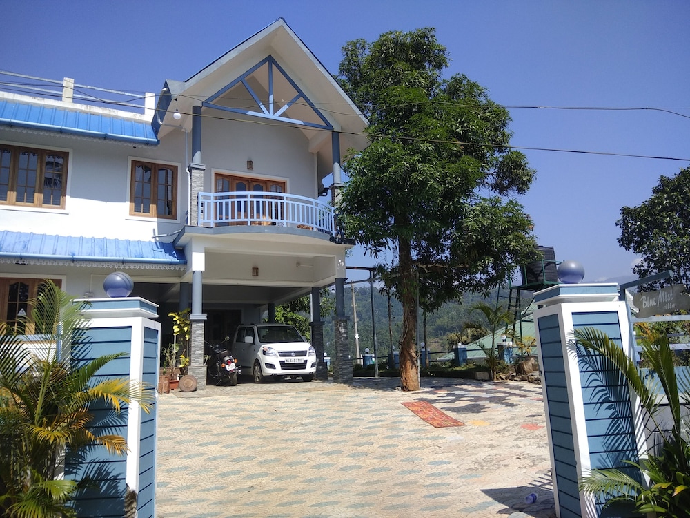 Room-1 Bedroom With Balcony Mountain Vie view 4