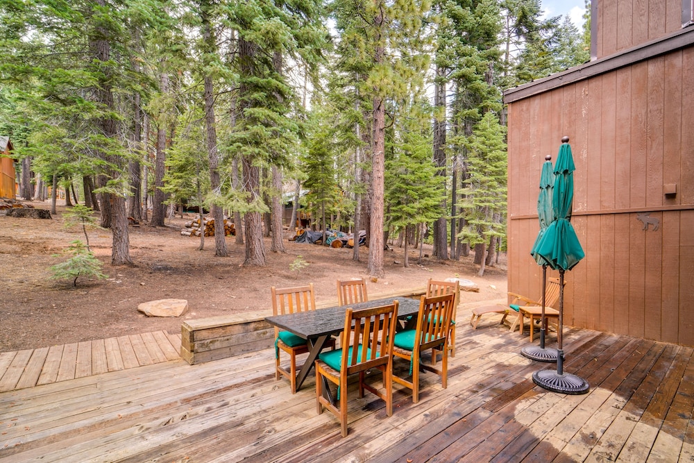 5 Mi to Donner Lake: Cabin w/ Deck + Pool Access! view 5