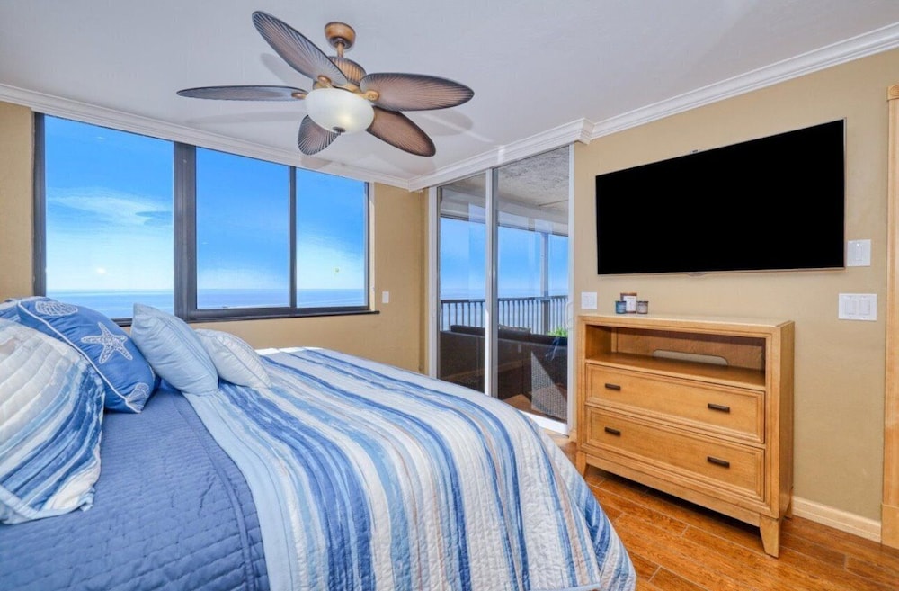 Caper Beach Club 1005