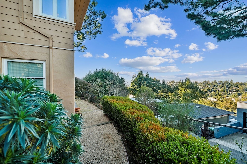 Charming 1933 Ridge-top Home With Stunning Views 4 Bedroom Home