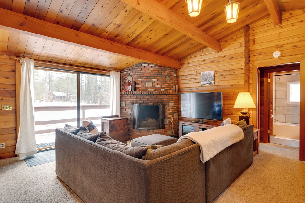 Hike & Ski: Cabin w/ Fireplace in Franconia!