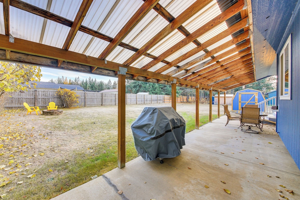 8 Mi to Bonners Ferry: Quiet Getaway w/ Patio