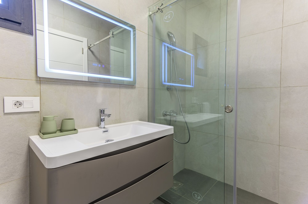 Achrafieh Gate - Modern 3-BR Apartments