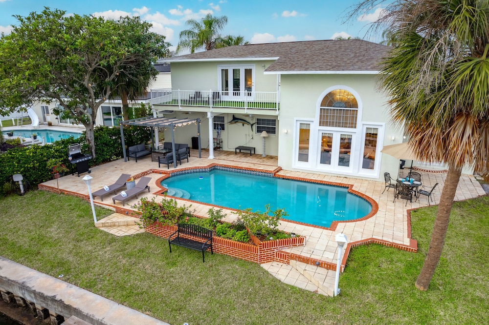 Cocoon Island Villa Luxury 5 BDR Waterfront Home - Image 3