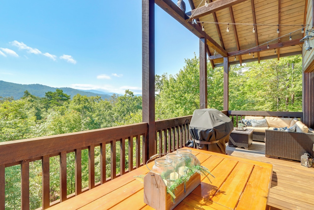 Family Oasis w/ Game Room & 2 Decks in Blue Ridge!
