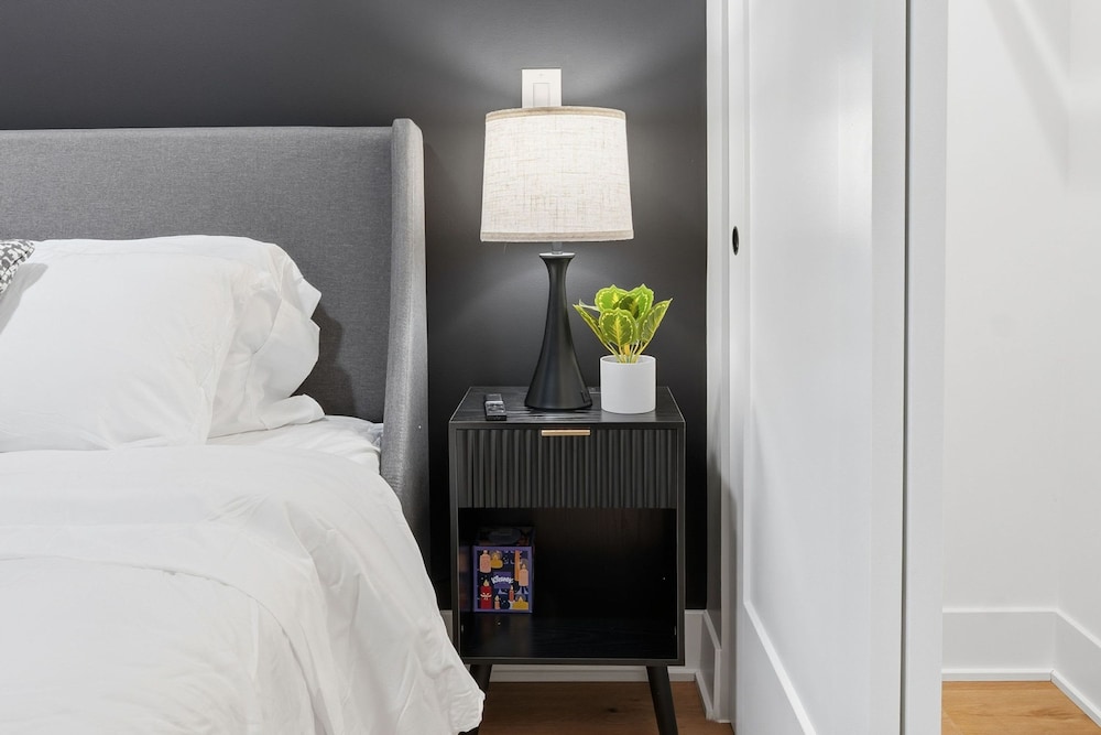 Chic 2BR Apartment in Edgewater Modern Comfort