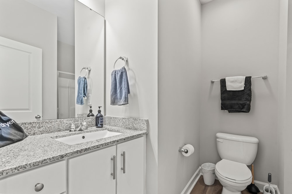 Upscale King 3BR Townhouse in Pineville