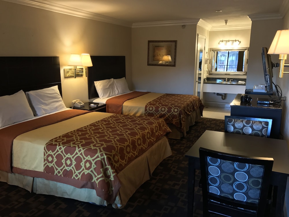 Castaic Inn Near Six Flags Magic Mountain - Property Image 25