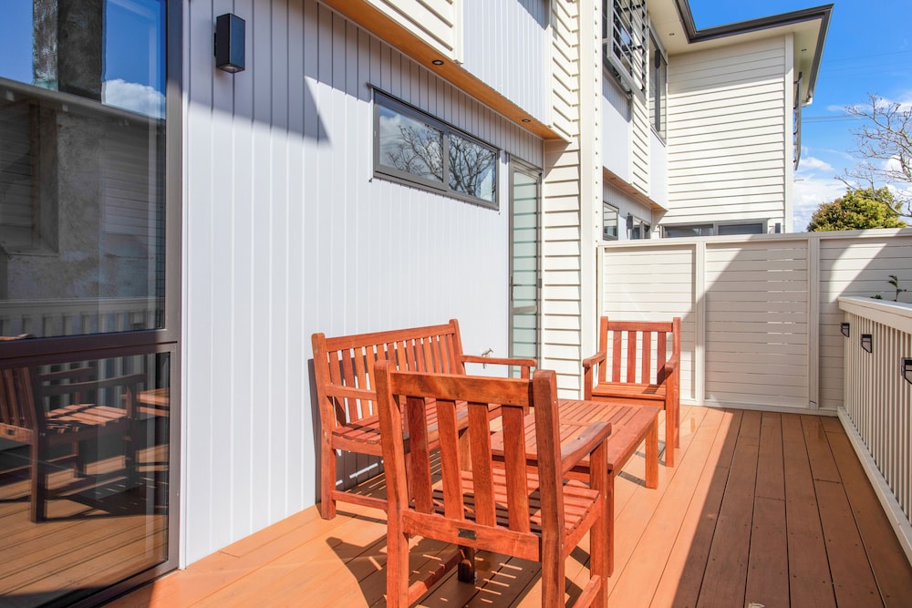 Central Oasis Townhouse with Parking — Auckland