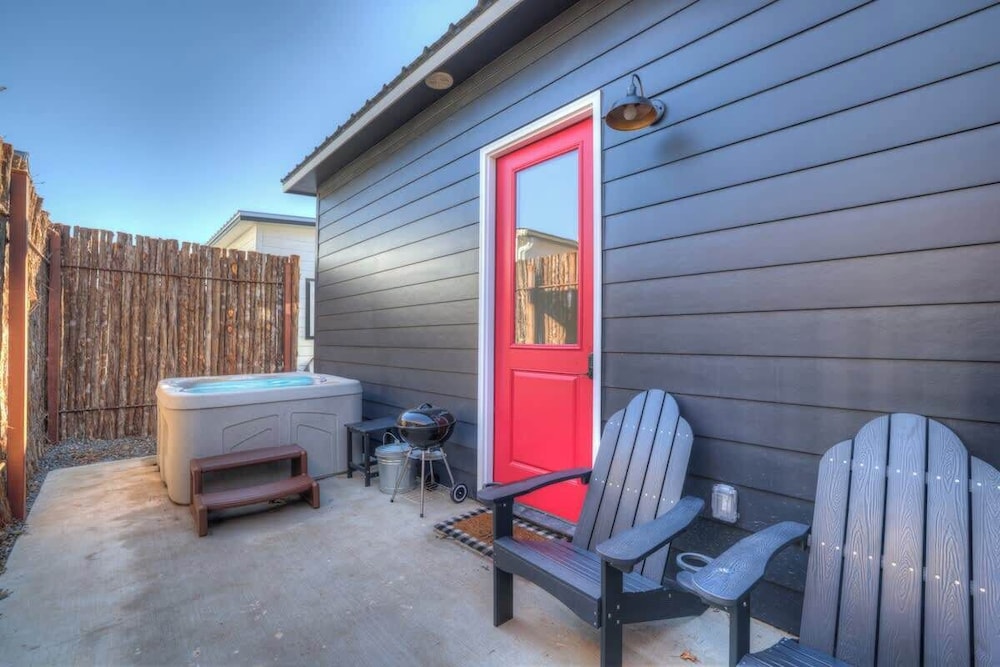 Pop 1: Hot-tub + Close to Main St