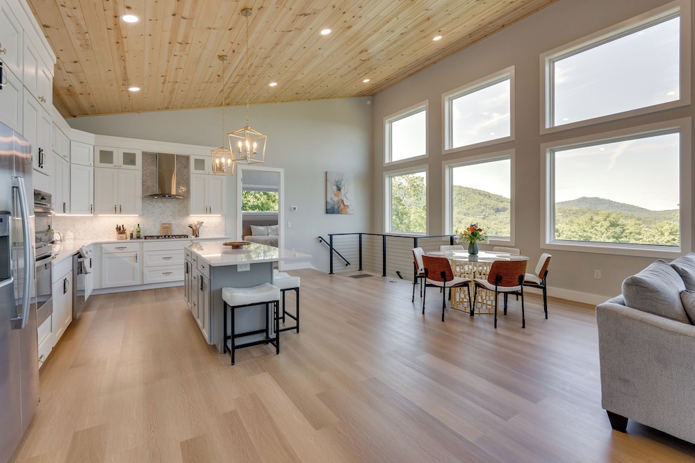 Mtn-view Decks & Fire Pit: Quiet Brasstown Escape